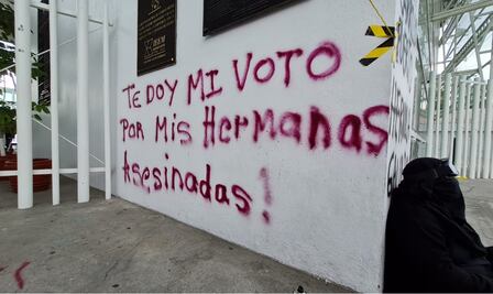 Mujeres protestan en IEEM contra la jornada electoral del 6 de junio