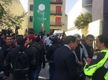 Hacen fila para entrar a juicio de chofer del BMW