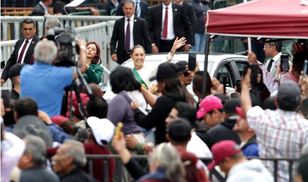 La presidenta Claudia Sheinbaum llega al Zócalo de la Ciudad de México en dónde ya miles de personas la esperan. Foto: Fernanda Rojas/EL UNIVERSAL