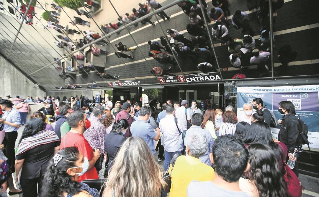 Ayer, en la sede del SAT en Paseo de la Reforma, se registró una larga fila de contribuyentes para tramitar su Constancia de Situación Fiscal. Foto: Valente Rosas/EL UNIVERSAL
