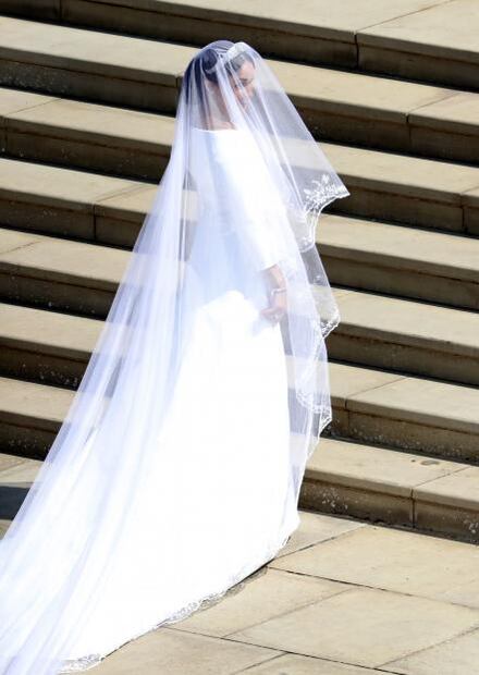 Acusan de plagio a la diseñadora de Givenchy por el vestido de Meghan Markle