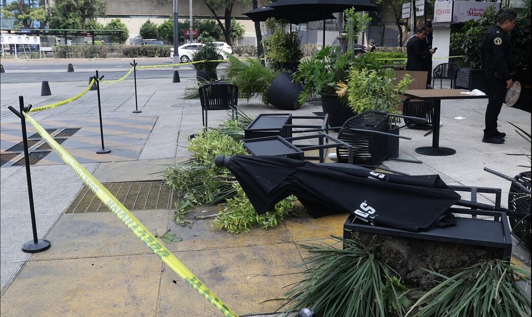 Encapuchados realizaron pintas y diversos destrozos en negocios ubicados en las inmediaciones de la Alameda Central en la Ciudad de México durante la marcha por el Día del trabajo, el 1 de mayo de 2025. Foto: Fernanda Rojas/EL UNIVERSAL