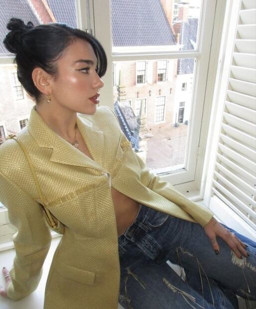 Abrigo sin blusa, el look casual atrevido de Dua Lipa