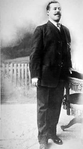 Durante más de 80 años se ha creído que esta foto identificada corresponde al día en que Francisco Villa tomó posesión como gobernador. La foto fue tomada en la Cdmx durante la Luna de Miel con su esposa Luz Corral en noviembre de 1911. Foto: Museo histórico de la revolución, casa de Villa.