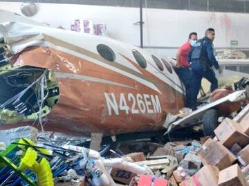 Aeronave se desploma sobre supermercado en Temixco; reportan heridos