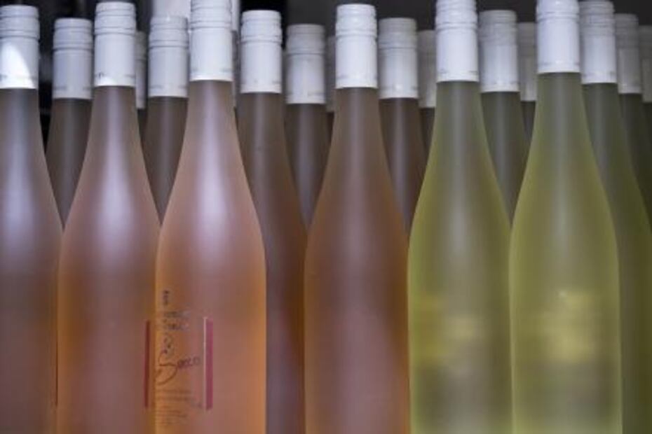 La importancia del color y el material en una botella de vino