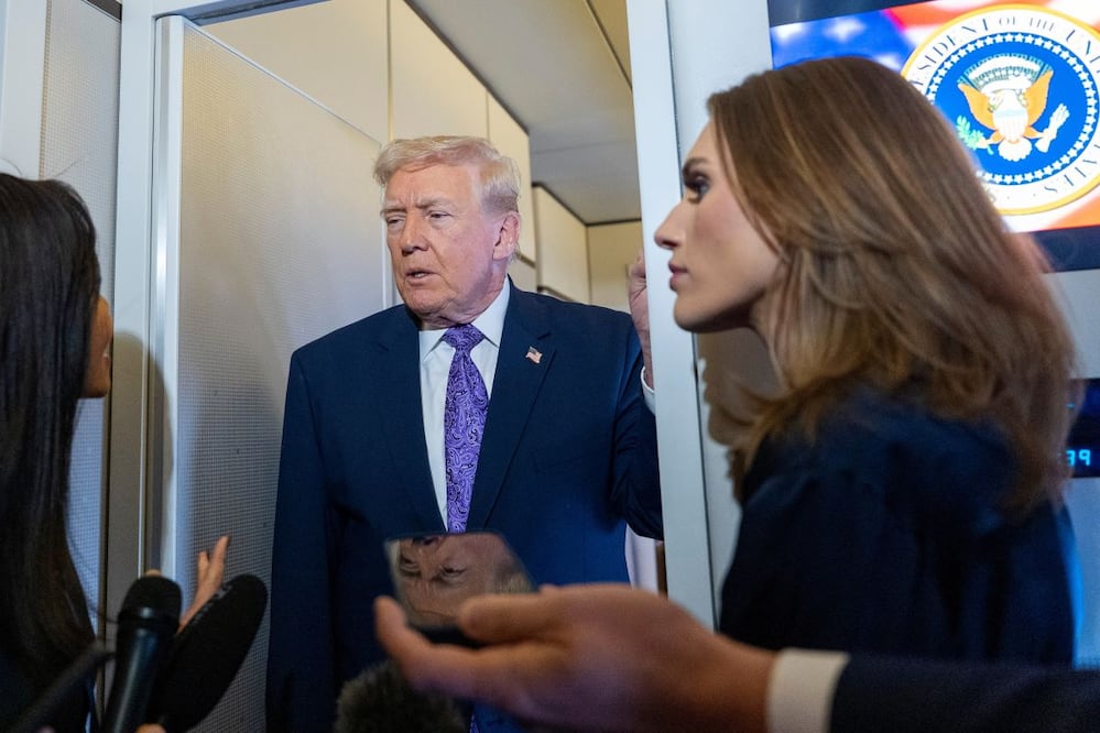 El presidente Donald Trump habla con reporteros a bordo del Air Force One, al regresar a Washington tras celebrar el Día de Gracias en Florida. FOTO: ALEX BRANDON. AP