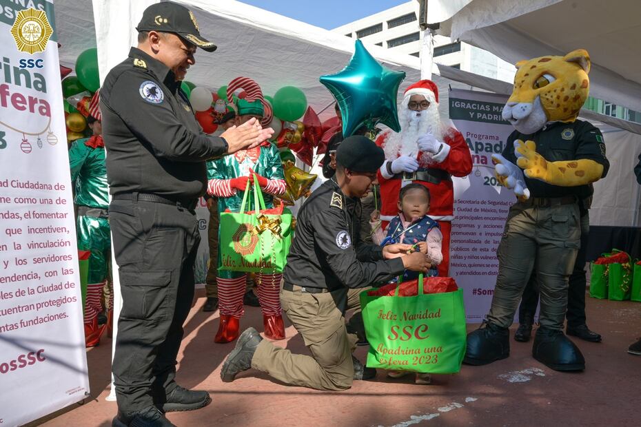 Policías se convierten en duendes de Santa Claus. FOTO: Especial/ EL UNIVERSAL/