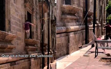 Joven cae al intentar hacer parkour y daña edificio del Palacio de Gobierno en Jalisco: VIDEO