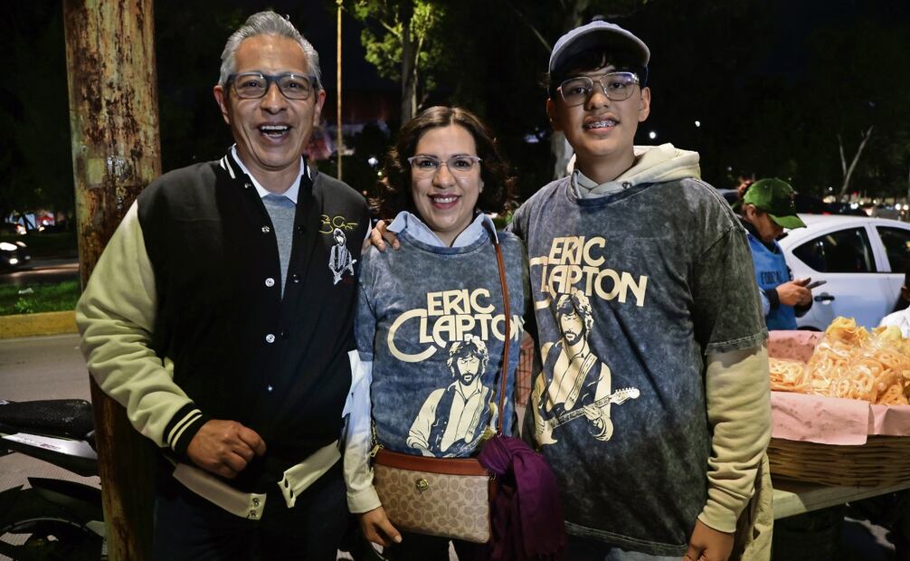 Oscar Castillo acudió al show acompañado de su esposa e hijo, a quien le inculcó el gusto por Eric. Foto: Carlos Mejía | El Universal