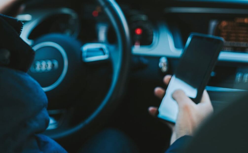 Por estas razones no es recomendable cargar un celular en el auto. Foto: Unsplash