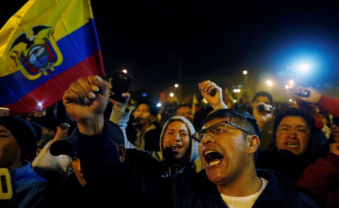 People celebrate on the street after the government of Ecuadorian President Lenin Moreno agreed to repeal a decree that ended fuel subsidies in Quito, Ecuador - Photo: Carlos García Rawlins/REUTERS