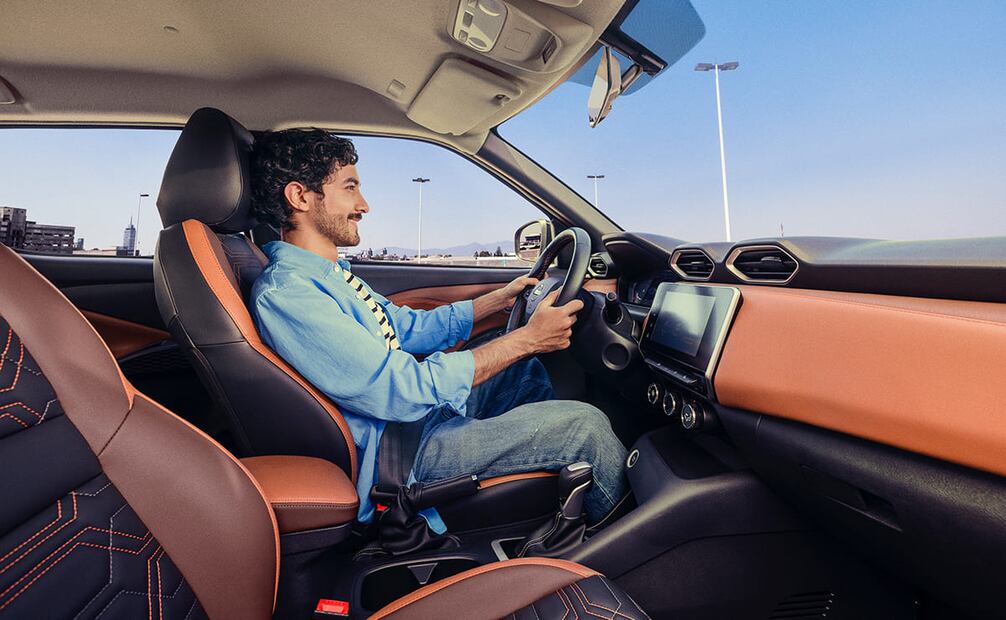 Interior ergonómico, amplio y con acabados bitono que reflejan un espíritu joven y contemporáneo