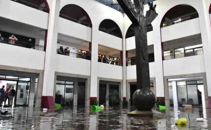 Continúan labores de limpieza por inundación en palacio municipal de Atizapán