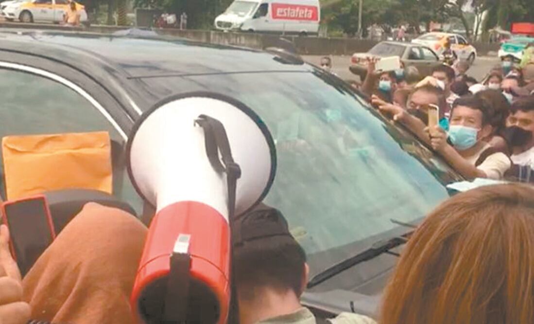 El presidenteAndrés Manuel López Obrador fue otra vez detenido por la CNTE en Tapachula, cuando se iba a inaugurar el Hospital Nueva Frontera del IMSS. Foto: Pedro Villa y Caña