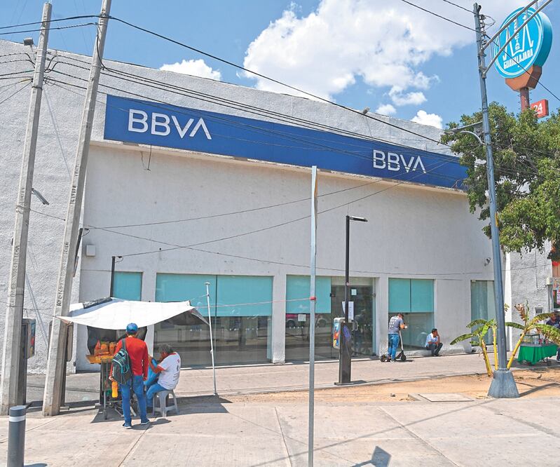 Una empleada de una sucursal de BBVA fue obligada por hombres armados a sustraer dinero de la bóveda y cajeros automáticos. Foto: ARMANDO MARTÍNEZ. EL UNIVERSAL