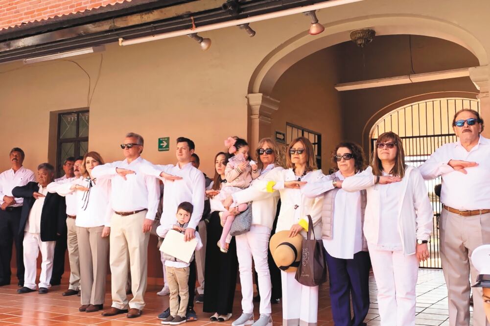 Luis Donaldo Colosio Riojas (con folder en mano), acompañado por familiares, encabezó una ceremonia en memoria de su padre en el colegio donde éste estudió. (AMALIA ESCOBAR. EL UNIVERSAL)