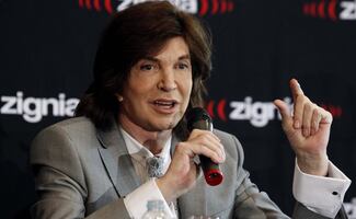 Graban escenas de una serie para adultos en la tumba de Camilo Sesto; la familia exige disculpas públicas