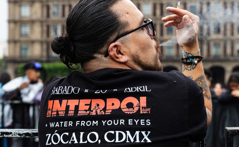 Aspectos previos al concierto de Interpol en el Zócalo Capitalino. Hay lluvia intermitente, por lo que algunos asistentes han optado por utilizar impermeables. Fotos: Abril Angulo/ El Universal.