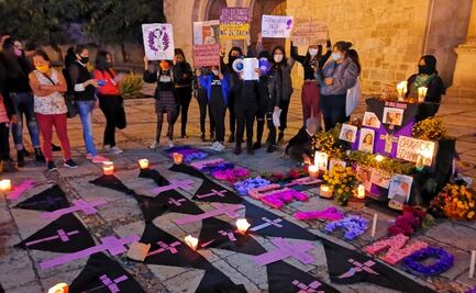 Con una ofrenda y veladoras, feministas recuerdan a mujeres asesinadas en Oaxaca