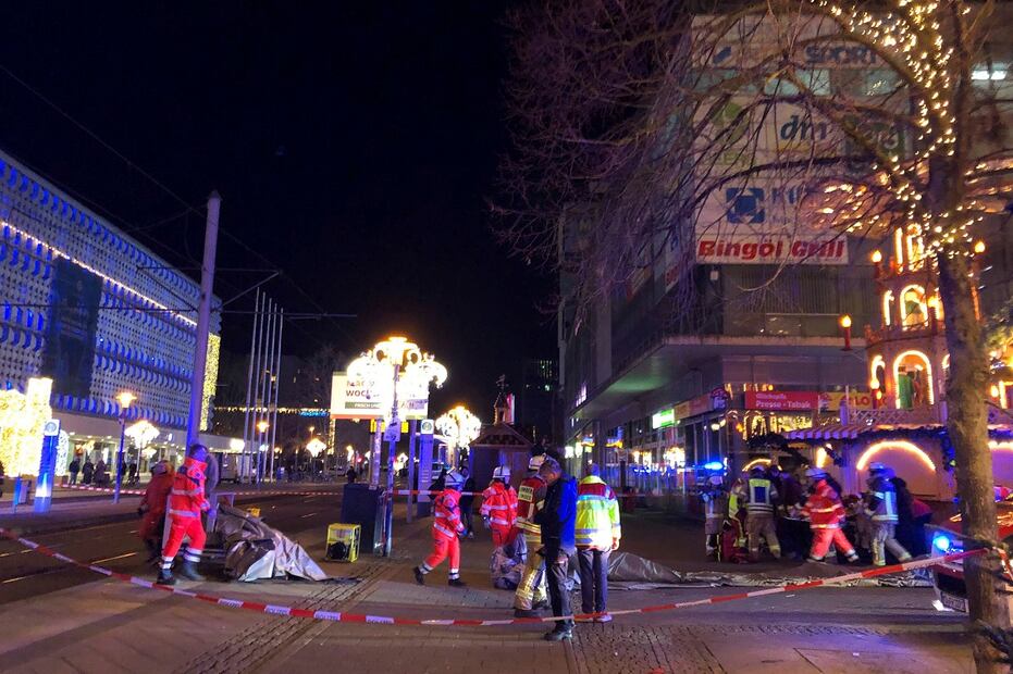 Los servicios de emergencia, en un incidente en el mercado navideño de Magdeburgo, Alemania, el viernes 20 de diciembre de 2024. Foto: AP