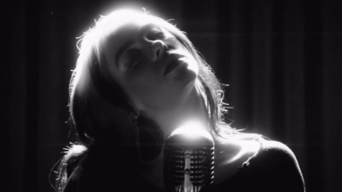 Revelan dilema de James Bond en video de "Sin tiempo para morir", de Billie Eilish