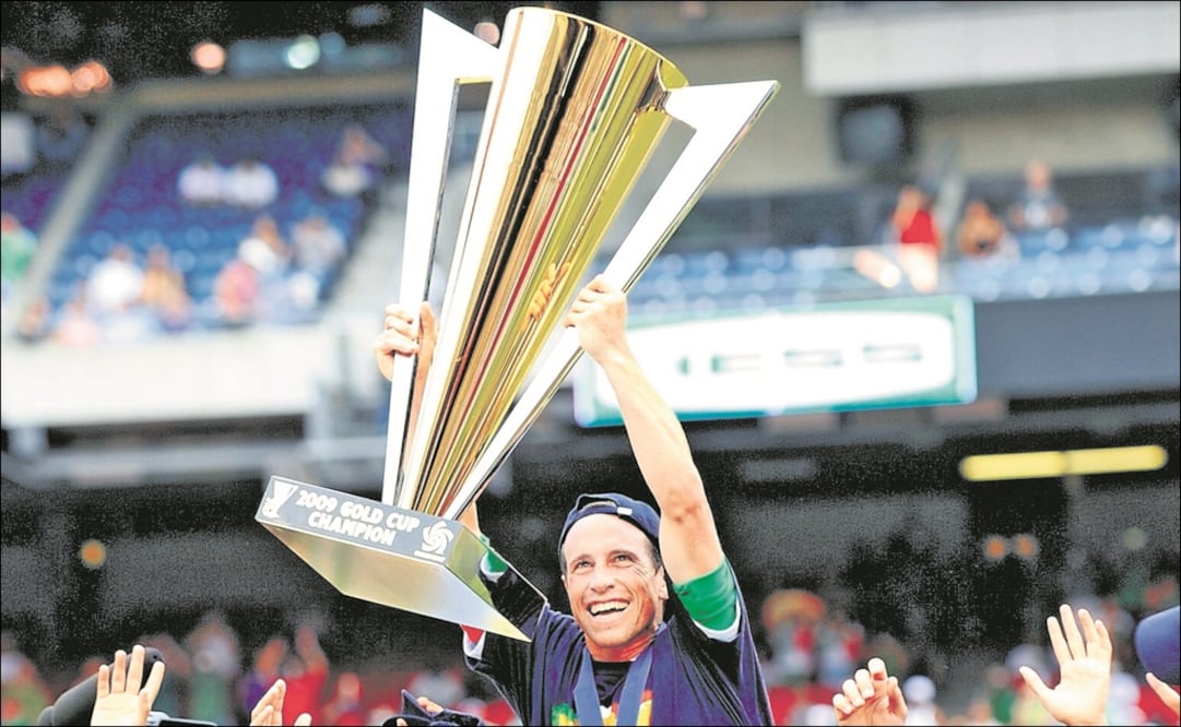 Gerardo Torrado, levantando la Copa Oro en 2009. Foto: EFE