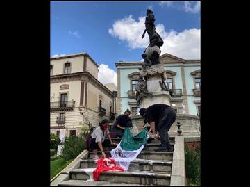 "Limpian la patria" por desaparecidos en Guanajuato: lavan bandera con agua y jabón