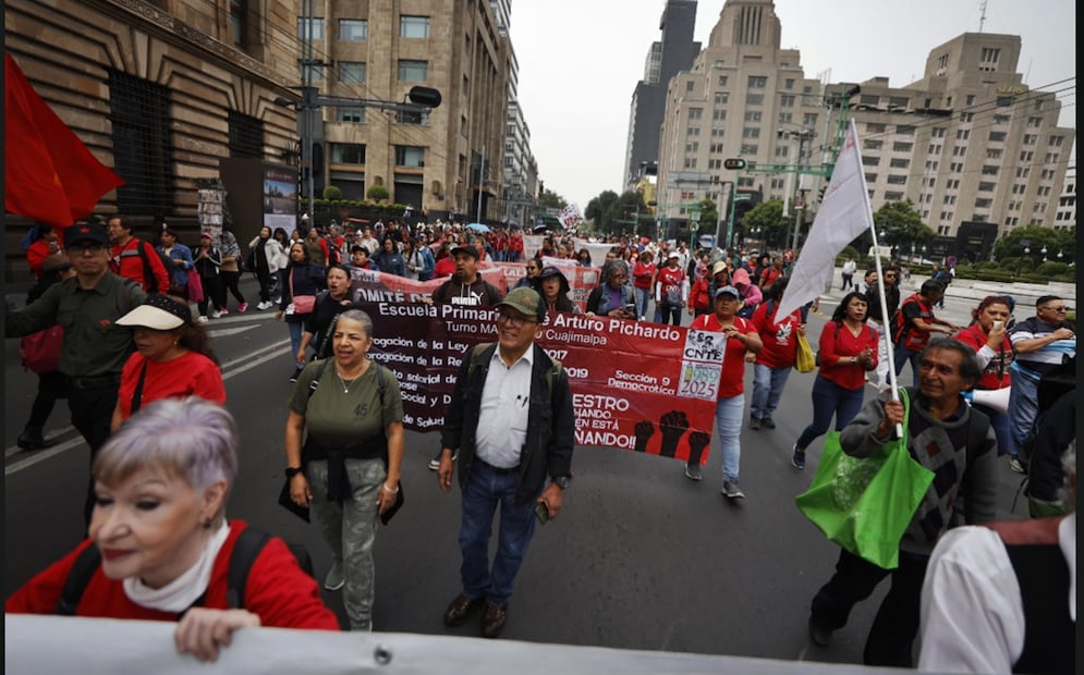 Integrantes de la Sección 9 de la CNTE marcha del Hemiciclo a Juárez con rumbo a la SEP en la Ciudad de México, el jueves 10 de julio de 2025. Foto: Diego Simón Sánchez/EL UNIVERSAL