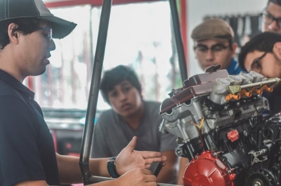 Estudiantes del IPN buscan fondos para competir en Estados Unidos con auto de carreras