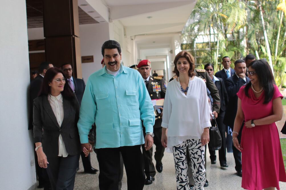 El presidente venezolano Nicolás Maduro, caminando junto a su esposa Cilia Flores, la canciller de Colombia, María Angela Holguín, y su homóloga venezolana, Delcy Rodríguez (Foto: Xinhua)