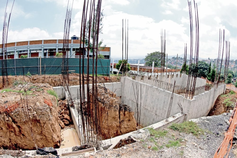 De acuerdo con Iván Gómez, encargado del proyecto, el nuevo edificio está proyectado a tener tres pisos; descarta que las instalaciones caigan en deterioro porque ya está en parcial funcionamiento (ESPECIAL)