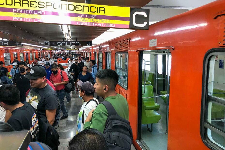 Hay estaciones de la red del STC donde seguro sería difícil rodar una película. Un buen ejemplo es Pantitlán, que hace diez años ya registraba más de cien mil usuarios en un día laboral. Foto: Diego Simón/EL UNIVERSAL.