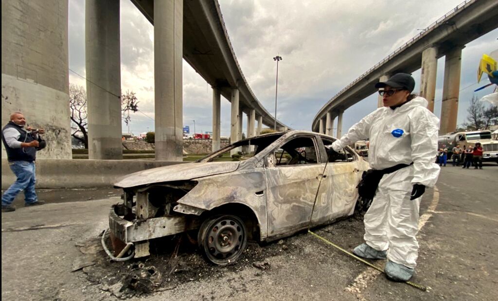 Un perito realiza las investigaciones correspondientes, tras la explosión en el Puente de la Concordia, el miércoles 10 de septiembre de 2025. Foto: Juan Carlos Williams/EL UNIVERSAL