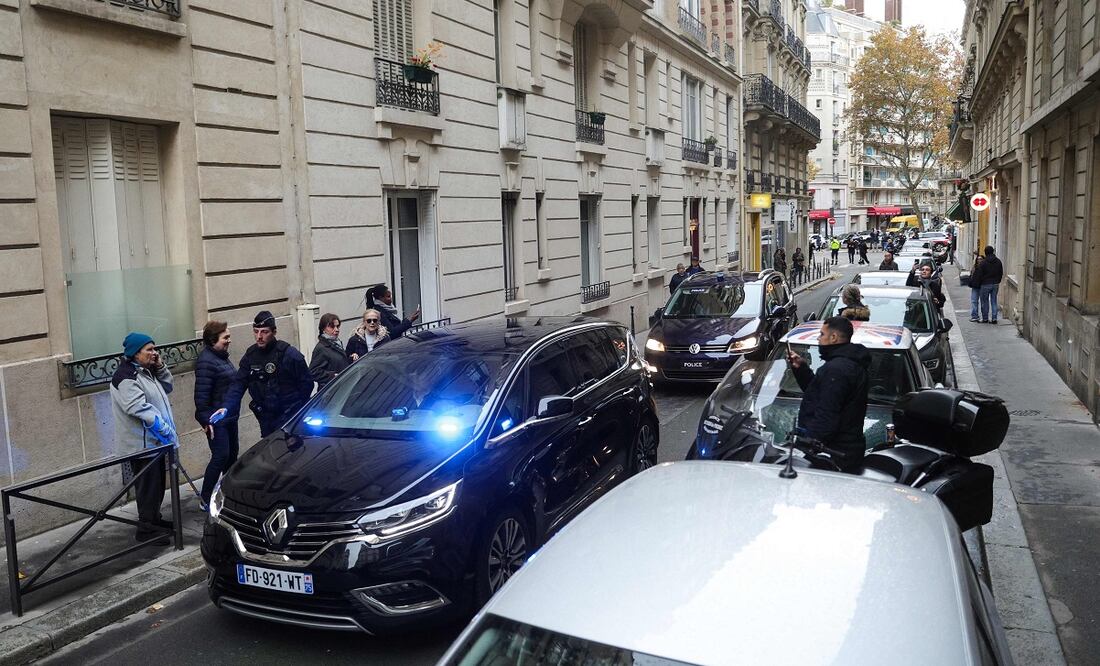 El convoy de vehículos que transportó al expresidente francés Sarkozy a
su domicilio tras salir de la prisión de La Santé, en París. FOTO: Geoffroy Van Der Hasselt / AFP