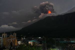 VIDEO: Declaran alerta roja en Guatemala por erupción del volcán de Fuego; "salimos corriendo con miedo"
