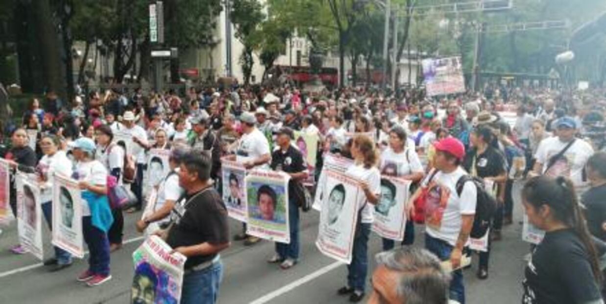 Marchan del Ángel al Zócalo, a 4 años de la desaparición de los 43 de Ayotzinapa