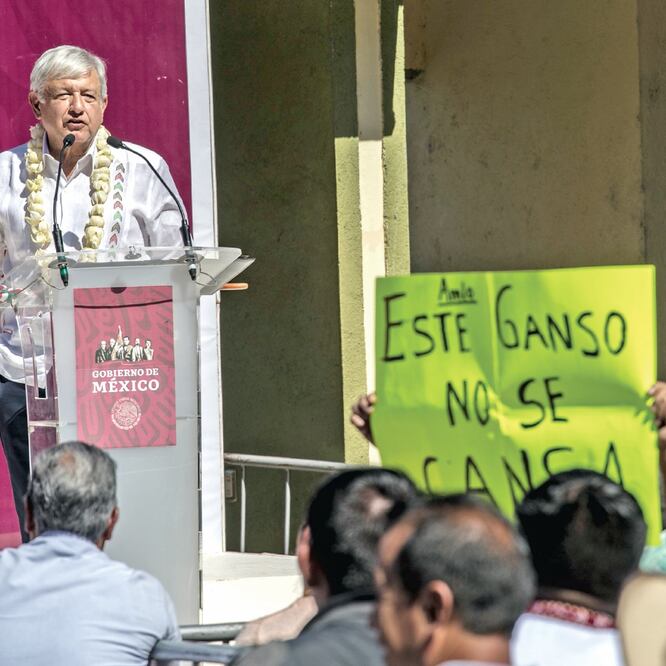 El presidente Andrés Manuel López Obrador visitó la comunidad de San Juan Evangelista, en donde firmó el acuerdo y entregó los primeros cheques para construir los caminos asfaltados de las cabeceras municipales. GERMÁN ESPINOSA. EL UNIVERSAL
