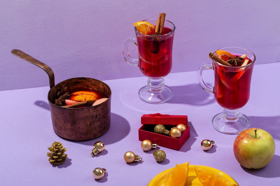 El ponche de frutas se prepara con ingredientes de temporada como caña, piña y tejocote, típicos de la Navidad mexicana. Foto: Freepik