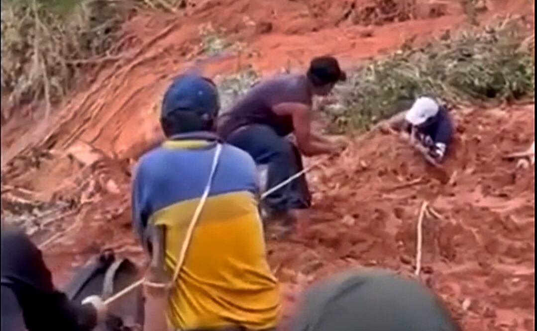 Pobladores de la comunidad de Xochicoatlán, en la Sierra de Hidalgo, realizaron el rescate de un profesor que quedó semienterrado tras un derrumbe originado por las lluvias. Foto: captura d epantalla