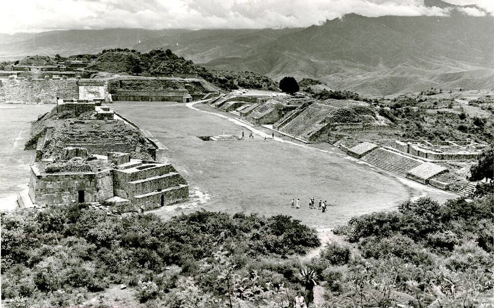 En esta foto de Monte Albán en los años sesenta se ven, justo al frente, el observatorio astronómico (izq.) y el palacio (der.) que pudo estar ligado a la nobleza o a los sacerdotes. ESPECIAL.