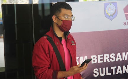 Hombre se disfraza como mujer para tomar vuelo en Indonesia; tenía coronavirus