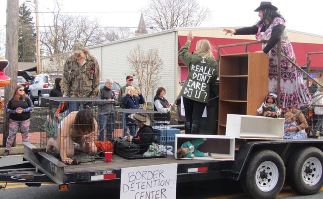 "Centro de Detención Fronterizo", reza el letrero bajo dos personas enjauladas que simulan ser menores migrantes. Foto: 