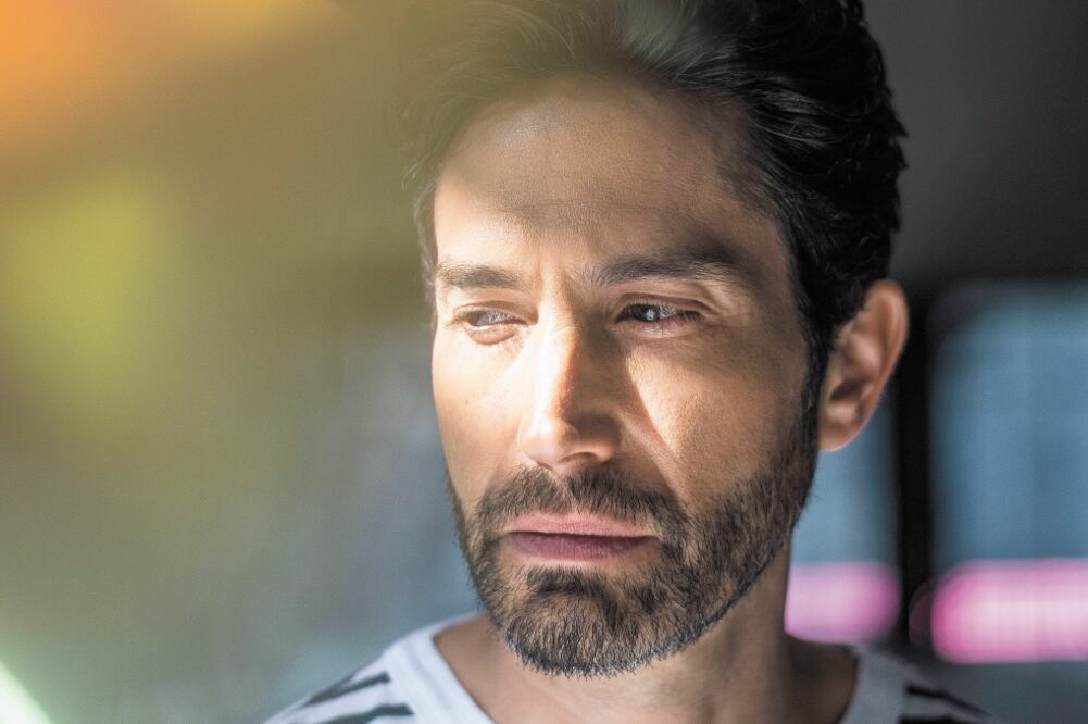 NOVEC ENTO Benny tiene un banquito como único elemento escénico. Foto: NOVECENTO