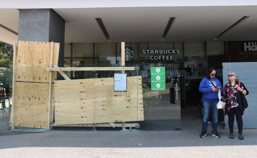 Comercios que fueron vandalizados durante la protesta antigentrificación en las colonias Hipódromo, Juárez, Condesa y Roma en la alcaldía Cuauhtémoc se encuentran cerrados, el 5 de julio de 2025. Foto: Fernanda Zamora/EL UNIVERSAL