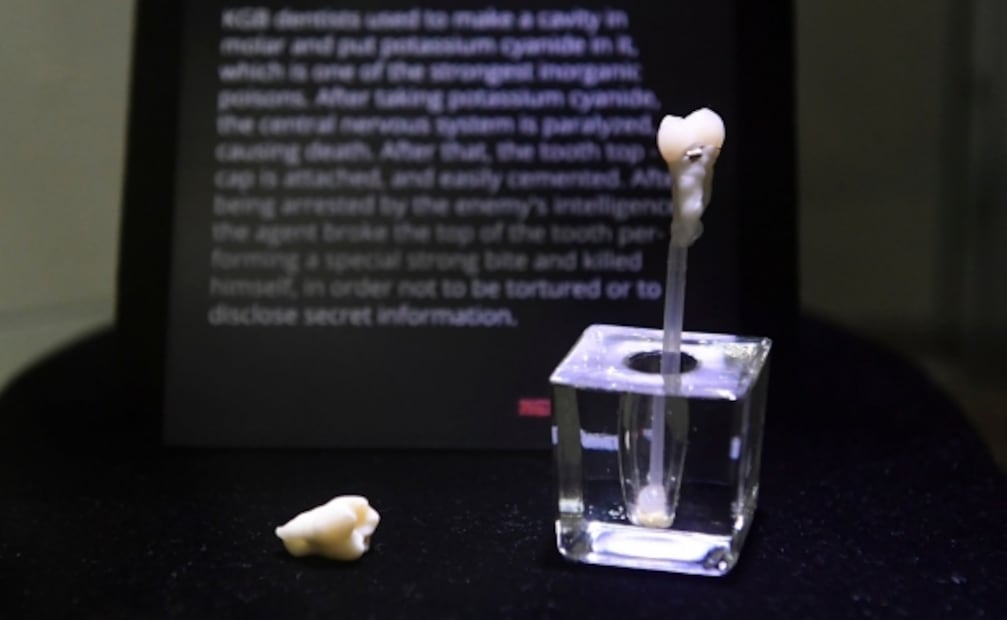 Dientes de cianuro, cápsulas rectales y paraguas mortales: Subastarán artefactos de espías de la KGB