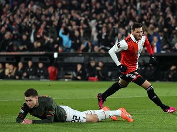 Santiago Giménez superó un récord goleador de Javier Hernández y Raúl Jiménez en Europa