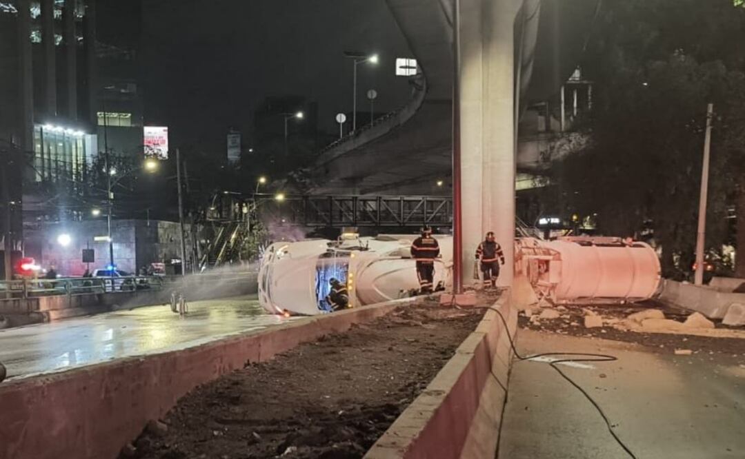 Vuelca pipa con 31 mil litros de combustible en Periférico; moviliza a cuerpos de emergencia. Foto: Especial