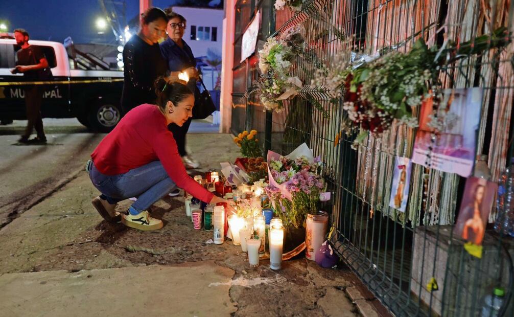 Cuatro sujetos armados ingresaron al bar Los Cantaritos, en el centro de Querétaro, y dispararon contra los
clientes. El ataque duró apenas 25 segundos, pero fue suficiente para causar la muerte a 10 personas. Foto: Demian Chavez / EL UNIVERSAL