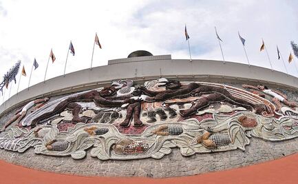 Mural en alto relieve luce en el estadio olímpico universitario